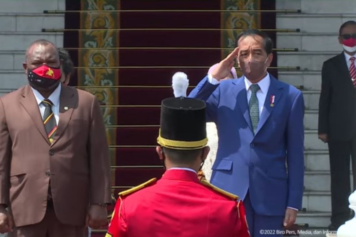 Indonesia's President Joko Widodo (right) and Papua New Guinea's Prime Minister James Marape in Bogor Palace in West Java, Thursday March 31, 2022. 