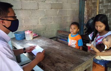 Ifan, guru SD N Growong, Tempuran, Magelang. Ia bersama rekan-rekannya melaksanakan masa pengenalan lingkungan sekolah dan profil guru di rumah siswa karena sulitnya sinyal untuk melaksanakan hal tersebut secara daring.