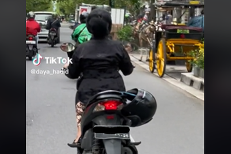 Tangkapan layar video TikTok soal Abdi Dalem Keraton Jogja tidak mengenakan helm saat berkendara
