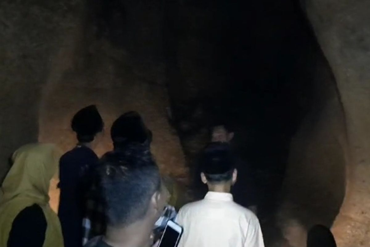Pengunjung atau peziarah Gua Safarwadi Pamijahan, Bantarkalong, Kabupaten Tasikmalaya, Jawa Barat, saat memasuki gua tersebut pada Minggu (9/2/2025).