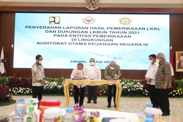 Acara Penyerahan Laporan Hasil Pemeriksaan Laporan Keuangan Kementerian/Lembaga (LKKL) dan Dukungan Laporan Keuangan Bendahara Umum Negara (LK BUN) Tahun 2021 di Kantor BPK Jakarta, Rabu (13/7/2022).
