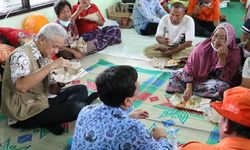 Berbekal Nasi Rames Seadanya, Ganjar Hibur Pengungsi Banjir Pekalongan