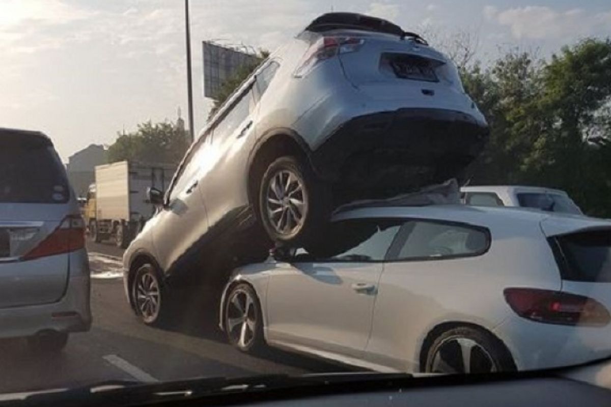 Tabrakan beruntun di tol bintaro yang melibatkan mobil VW Scirocco dengan Nissan Xtrail.