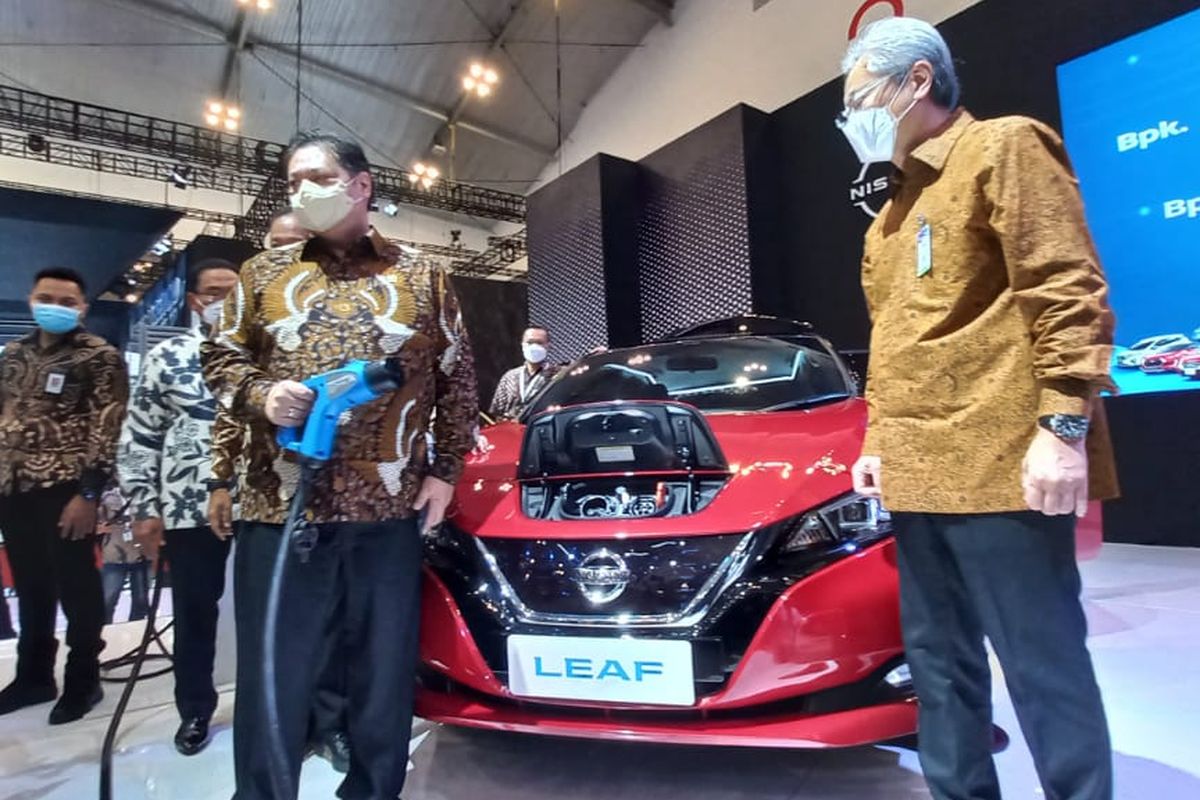 Menko Perekonomian Airlangga Hartarto bersama Nissan Leaf, salah satu mobil listrik yang dijual di Indonesia, pada pameran otomotif GIIAS 2021.