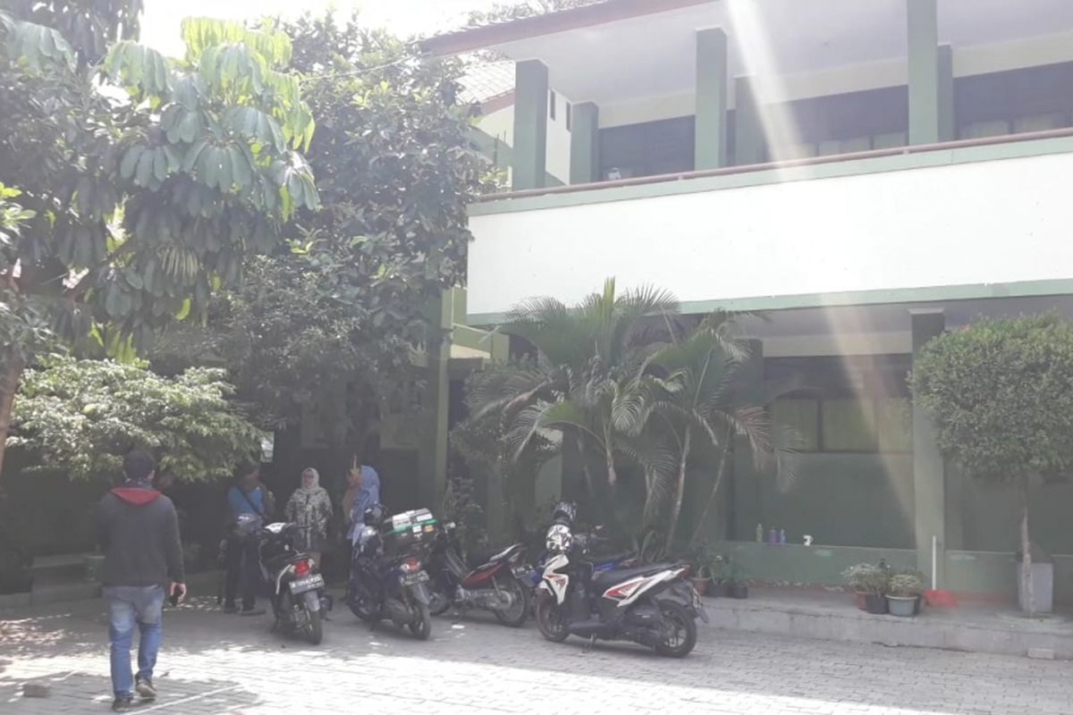 SDN 16 Kayuringin pulangkan siswa-siswanya karena terkena sisa gas air mata pasca ricuh suporter persija di stadion Patriot Candrabhaga, Bekasi Selatan, Jumat (7/9/2018).