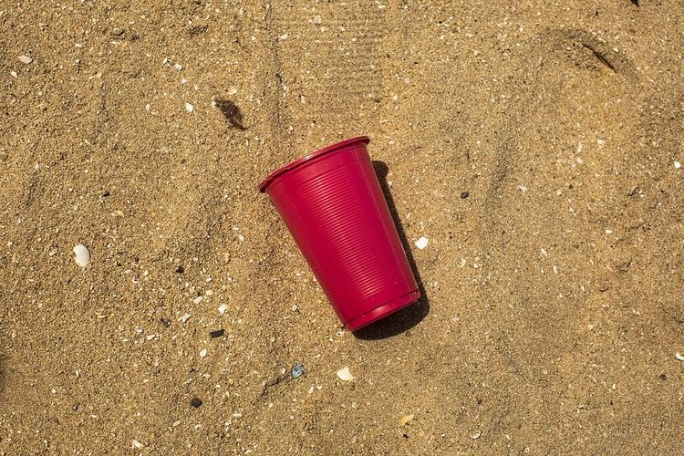 Ilustrasi kemasan gelas plastik.