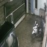 Aksi Tiga Penjahat Terekam CCTV Saat Curi Dua Motor di Setu