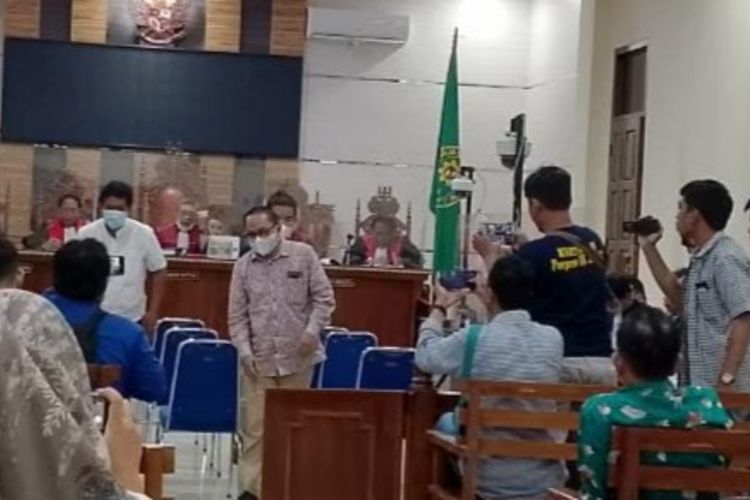 Kabid Pelayanan Dinkes Lampung Tengah Anton Wibowo (kemeja putih) usai memberikan kesaksian di Pengadilan Tipikor Tanjung Karang terkait perkara suap Unila, Selasa (21/2/2023).