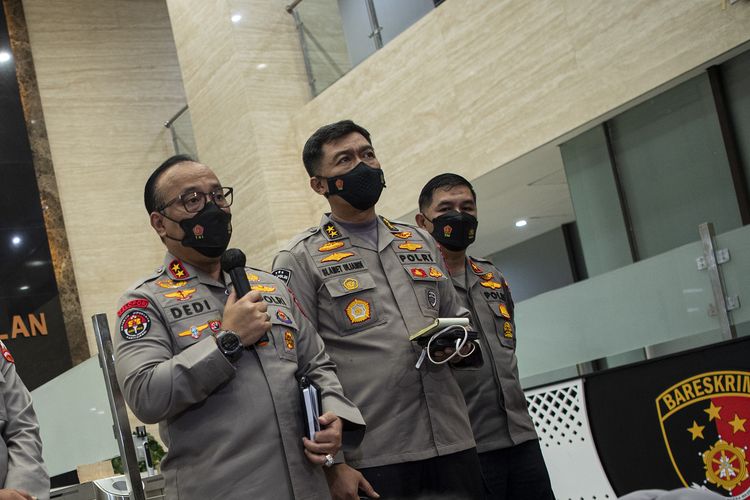 Kadivhumas Polri Irjen Pol Dedi Prasetyo (tengah) bersama Kadiv TIK Polri Irjen Pol Slamet Uliandi (kedua kanan), Asisten Kapolri Bidang SDM Irjen Pol Wahyu Widada (kedua kiri), Dirtipidum Bareskrim Polri Brigjen Pol Andi Rian Djajadi (kiri) dan Karopenmas Divhumas Polri Brigjen Pol Ahmad Ramadhan menyampaikan konferensi pers di Bareskrim Mabes Polri, Jakarta, Rabu (20/7/2022).  Mabes Polri menonaktifkan Kepala Biro Paminal Divisi Propam Brigjen Pol Hendra Kurniawan serta Kapolres Jakarta Selatan Kombes Pol Budhi Herdi Susianto sebagai bentuk transparansi dalam penangangan kasus kematian Brigadir Nopryansah Yosua Hutabarat di kediaman Irjen Pol Ferdy Sambo. ANTARA FOTO/Sigid Kurniawan/rwa.