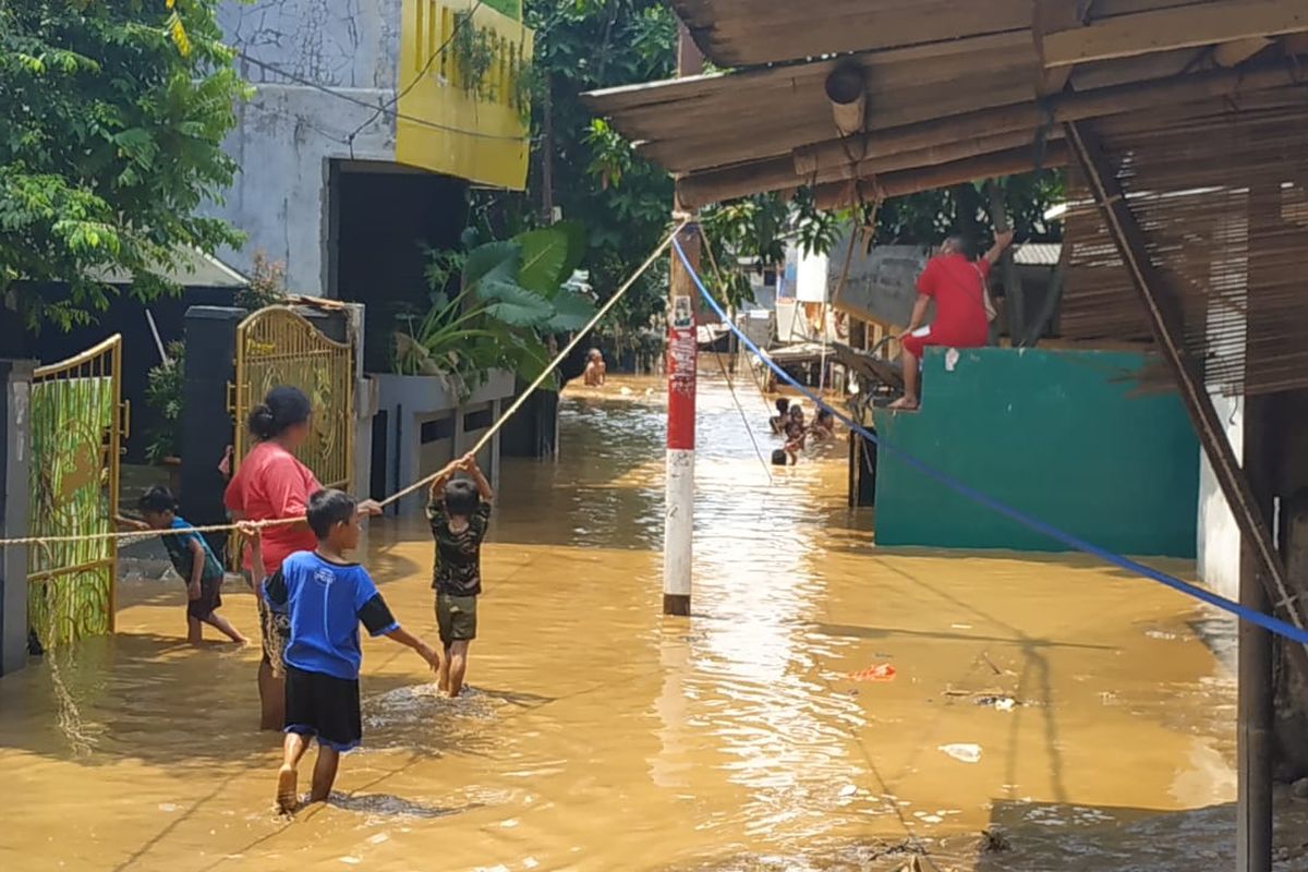 Kontur jalan yang semakin rendah dari arah Jalan Masjid Al-Makmur, Pejaten Timur, Jakarta Selatam membuat ketinggian banjir semakin dalam mendekati bantaran Sungai Ciliwung, Jumat (26/4/2019). 