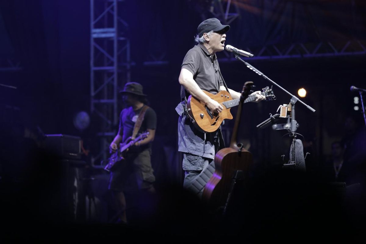 Iwan Fals saat tampil di acara Synchronize Fest 2019 di Gambir Expo, Kemayoran, Jakarta Pusat, Sabtu (5/10/2019). Acara festival musik tahunan ini dimeriahkan  sejumlah band papan atas diantaranya Nidji, Noah, Sheila On 7, Jamrud, Iwan Fals dan lain-lain.