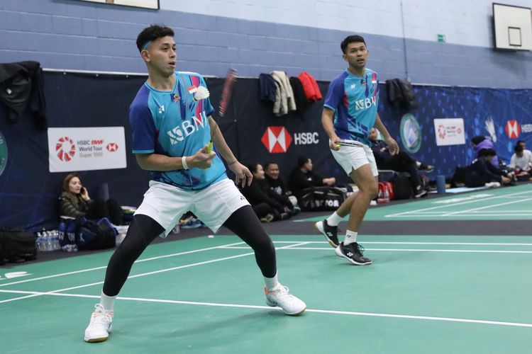 Pasangan ganda putra Indonesia, Muhammad Rian Ardianto (kiri) dan Fajar Alfian, melakoni latihan perdana menjelang turnamen All England Open 2023 di Practice Hall Utilita Arena Birmingham, Inggris, pada Minggu (12/3/2023).
