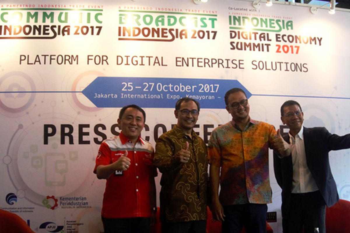 Vice President Marketing Management Telkom Indonesia, Jemy V. Confido, Kabid Kebijakan Strategis Mastel Indonesia, Teguh Prasetya, Dirjen Aplikasi dan Informatika Menkominfo, Samuel Abrijani dan Presiden Direktur PT. Pamerindo Indonesia, Ben Wong dalam konferensi pers Communic Indonesia dan Broadcast Indonesia 2017 di Hotel Century Jakarta, Rabu (18/10/2017).