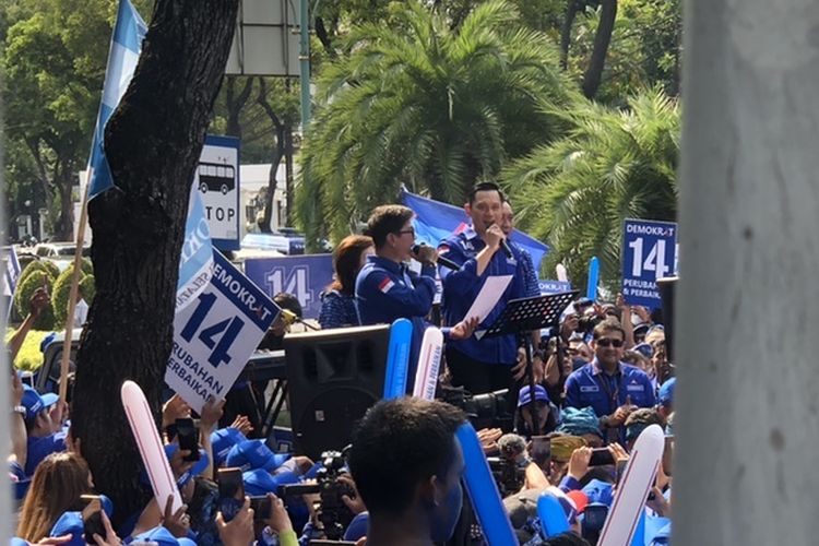 Ketua Umum Partai Demokrat Agus Harimurti Yudhoyono (AHY) dan adiknya, Wakil Ketua Umum Partai Demokrat Edhie Baskoro Yudhoyono (Ibas) bernyanyi di depan kantor KPU, Menteng, Jakarta, Minggu (14/5/2023). 