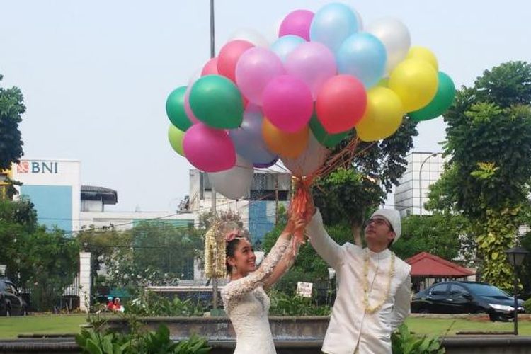 Rizna Nyctagina atau Nycta Gina dan Rizky Triyantono menikah di Gedung Arsip Nasional, Jakarta Barat, Minggu (2/8/2015).
