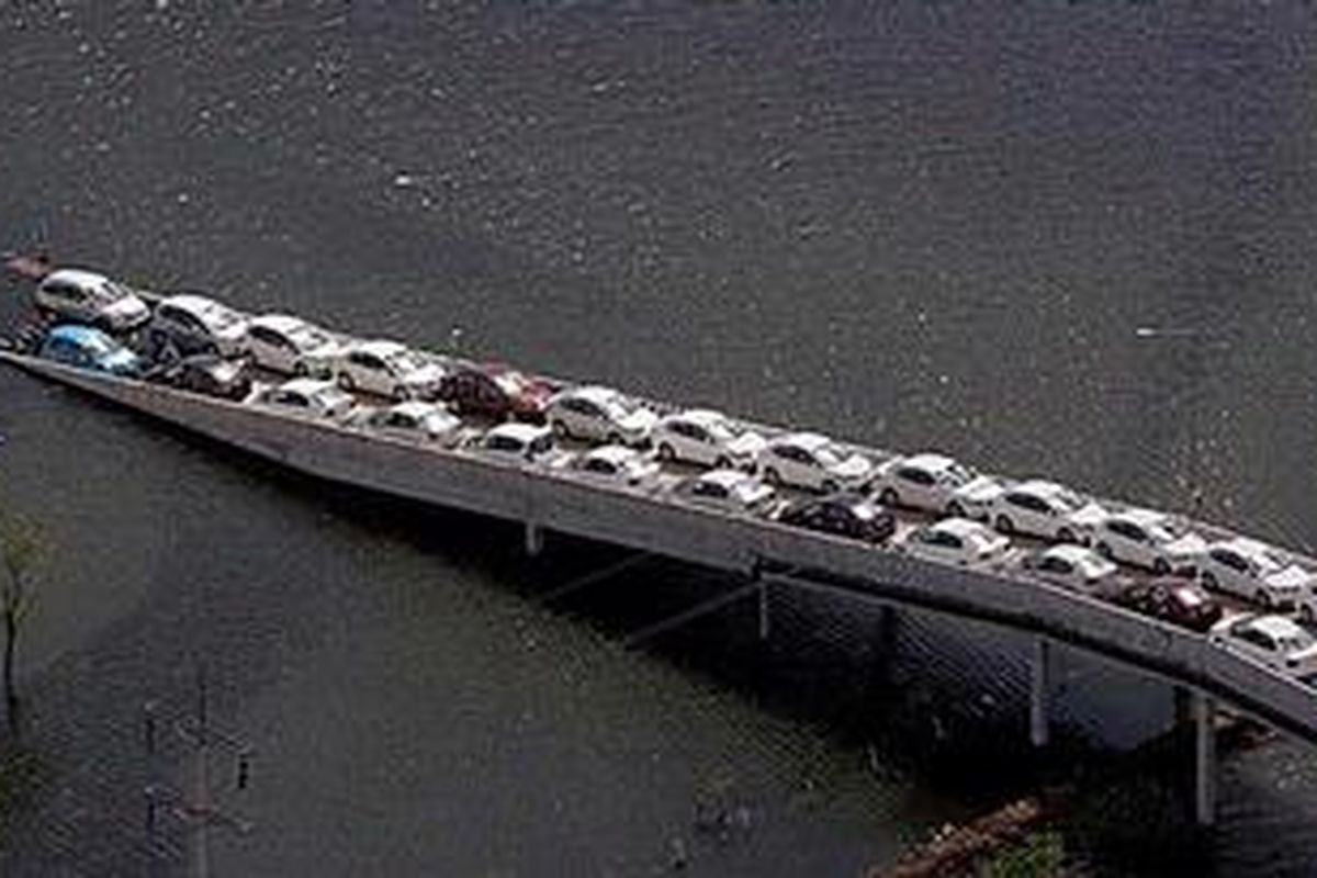 Mobil yang diproduksi Honda di Rojana Industrial Park, Ayutthaya, Thailand diselamatkan dari banjir