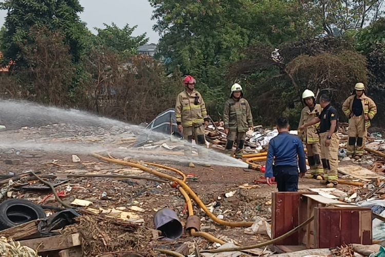 Pendinginan Kebakaran Tumpukan Sampah di Kramat Jati Berlanjut, Bara Api Masih Tersisa