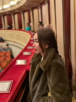 Aura Kasih membagikan gaya liburannya di Jepang. Dari monokrom hingga coat panjang, tampil simpel, rapi, dan timeless saat city stroll.