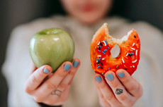 Nail Art Rentan Rusak, Jangan Lakukan 5 Hal Ini Saat Makan