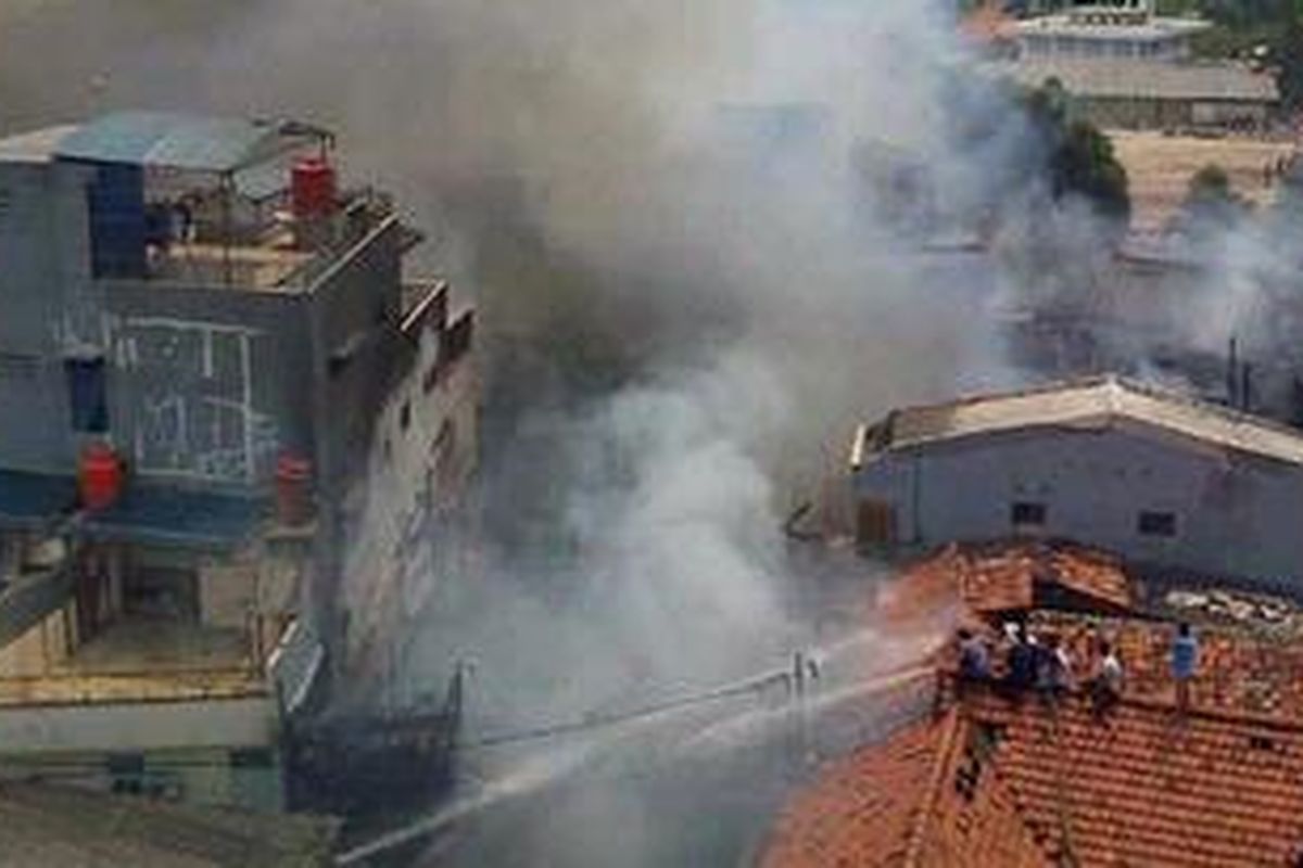 Kebakaran di Mangga Besar jalan Labu dan Belimbing, Tamansari Jakarta Barat, Jumat (28/9/2012). Sekitar 29 unit mobil pemmadam dikerahkan dalam kebakaran tersebut.