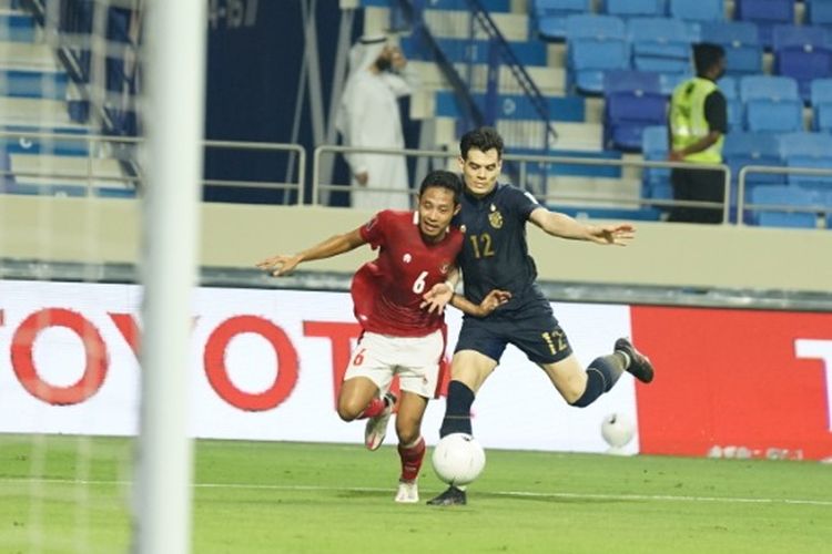 Pemain timnas Indonesia Evan Dimas berduel dengan salah satu pemain Thailand pada laga lanjutan Kualifikasi Piala Dunia 2022 Zona Asia di Stadion Al Maktoum, Dubai, Uni Emirat Arab (UEA), Kamis (3/6/2021) malam WIB.