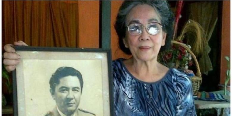Hetty Evelyn Ngantung Mamesah, memegang foto mantan Gubernur DKI Jakarta, Henk Ngantung. Evelyn meninggal pada usia 75 tahun, Rabu (3/9/2014) malam.