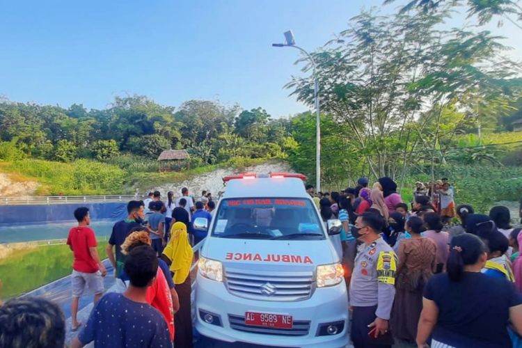 Proses evakuasi pemuda berinisial RA (16) Desa Slendro, Kecamatan Gesi, Kabupaten Sragen, Jawa Tengah, tewas tenggelam di Embung Sigit.