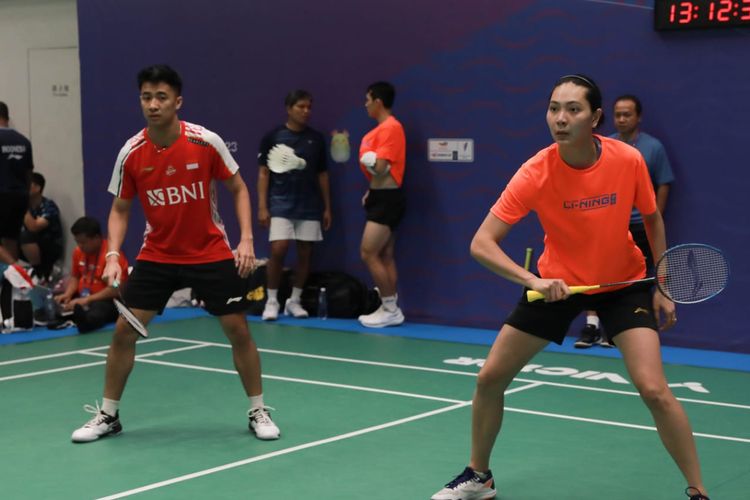 Dejan Ferdinansyah/Gloria Emanuelle Widjaja saat menjalani latihan selama penyelenggaraan Piala Sudirman 2023. Dejan/Gloria masuk dalam susunan pemain Indonesia vs Thailand di Suzhou Olympic Sports Centre, Suzhou, China, Kamis (18/5/2023). 