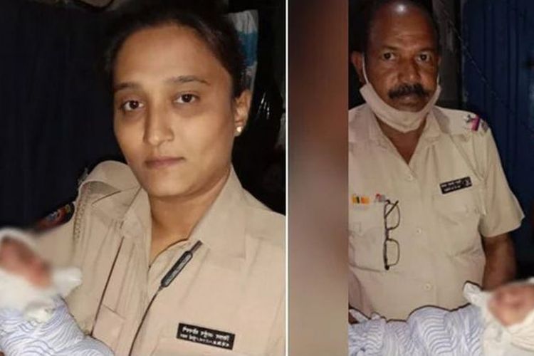 Polisi India memegang bayi yang diselamatkan dari selokan di Mumbai.