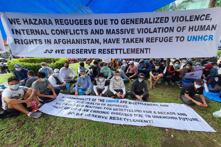 Puluhan imigran asal Afghanistan yang menetap sementara di Medan berunjuk rasa di depan kantor Internasional Organization for Migration (IOM) di gedung CIMB Niaga Jalan Imam Bonjol, Medan, Senin (01/11/2021).