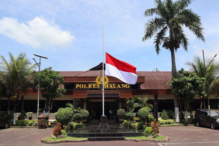 Kantor Polres Malang kibarkan bendera setengah tiang untuk mengenang 1 tahun Tragedi Kanjuruhan.