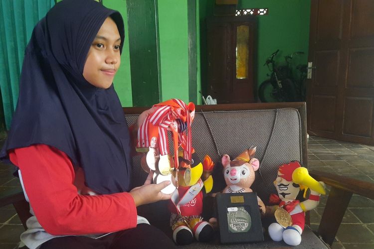 Atlet angkat besi asal Blora, Siti Nafisatul Hariroh memamerkan sejumlah medali yang diraihnya saat ditemui di rumahnya, Kelurahan Kauman, Blora, Sabtu (16/10/2021)