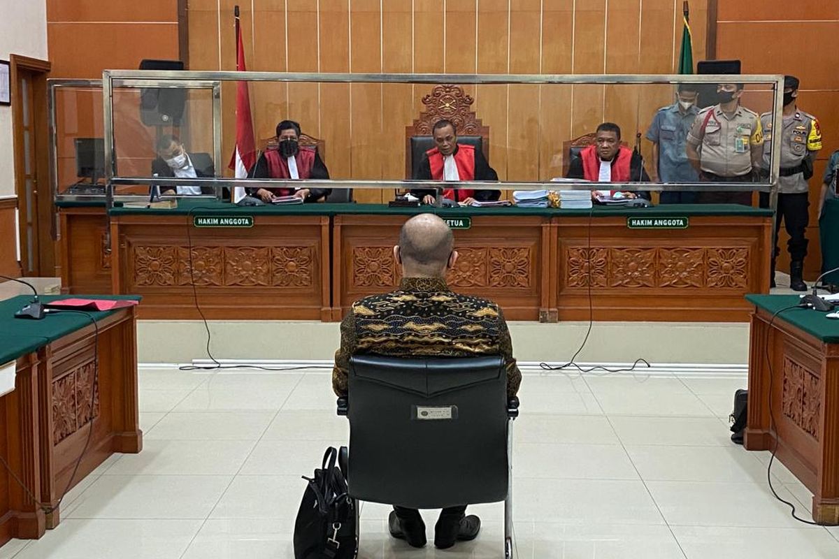 Irjen Teddy Minahasa duduk sebagai terdakwa dalam agenda pembacaan replik oleh jaksa penuntut umum (JPU) di PN Jakarta Barat, Selasa (18/4/2023). 