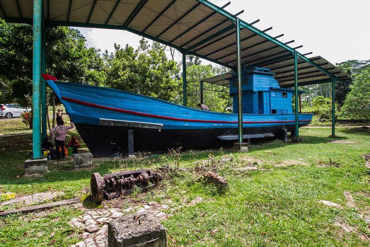 Sejumlah barak dan bangunan yang tersisa di kawasan kamp pengungsi di Pulau Galang, Kepulauan Riau, Minggu (8/2/2015). Di pulau inilah pengungsi dari Vietnam, Kamboja dan Thailand pernah ditampung oleh Pemerintah Indonesia. Sekarang kamp ini menjadi salah satu objek wisata sejarah di Batam.