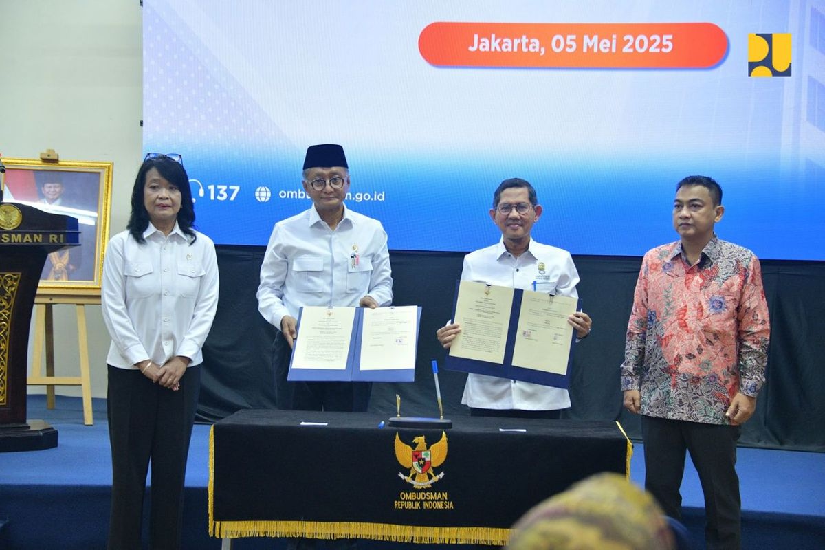 Menteri Pekerjaan Umum (PU) Dody Hanggodo bersama Wakil Ketua Ombudsman RI Bobby Hamzar Rafinus dalam acara penandatanganan nota kesepahaman (MoU) yang berlangsung di kantor Ombudsman RI, Jakarta, Senin (5/5/2025).
