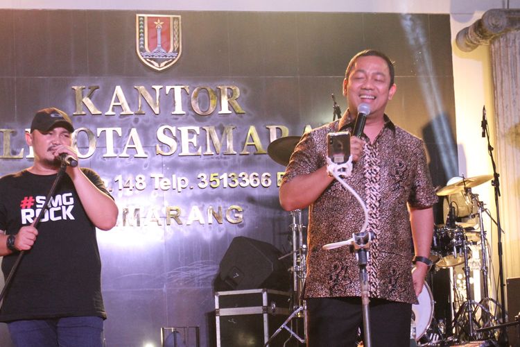 Wali Kota Semarang Hendrar Prihadi saat menghadiri konser musik mini bertajuk ?Urban Street Music?, di depan Balai Kota Semarang, Jumat (23/8/2019).