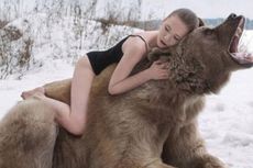 Gelar Kampanye Anti-perburuan, 2 Model Cantik Berfoto Bersama Seekor Beruang