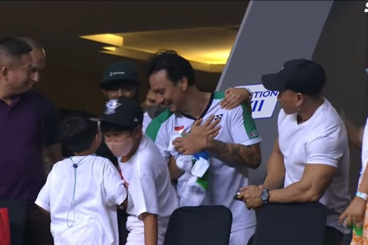 Presenter Vincent Rompies menghampiri anak-anaknya di bangku penonton dan dipeluk sang istri, usai menang pertandingan bulu tangkis Tepok Bulu 2022, Minggu (3/7/2022).