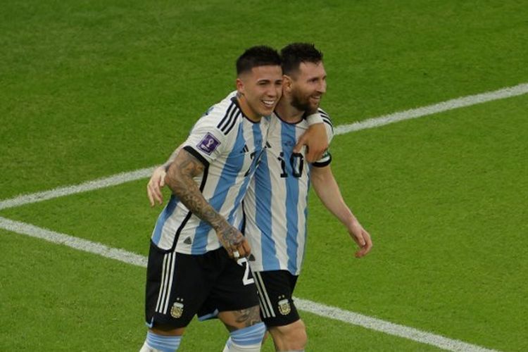 Enzo Fernandez (kiri) merayakan golnya bersama Lionel Messi saat timnas Argentina melawan Meksiko pada laga Grup C Piala Dunia 2022 yang digelar di Stadion Lusail, Minggu (27/11/2022) dini hari WIB. Terkini, Enzo Fernandez dikabarkan sepakat gabung klub Liga Inggris, Chelsea.