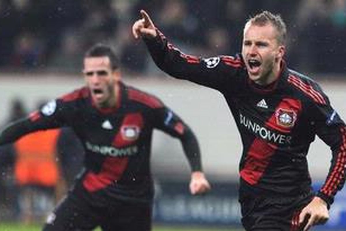 Bek Bayer Leverkusen, Michal Kadlec (kanan), merayakan golnya ke gawang Barcelona, pada leg pertama 16 besar Liga Champions, di BayArena, Selasa (14/2/2012). 