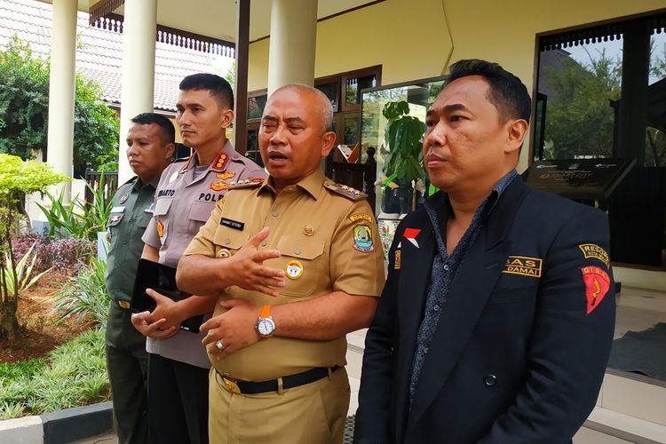 Dari kiri ke kanan: Dandim 05/07 Kota Bekasi Letkol Rama Pratama, Kapolrestro Bekasi Kota Kombes Indarto, Wali Kota Bekasi Rahmat Effendi, dan Ketua GIBAS Kota Bekasi Deni M. Ali menyampaikan konferensi pers di Kantor Pemerintah Kota Bekasi, Senin (4/11/2019). Konferensi pers itu menyangkut viralnya video ketika sejumlah ormas berunjuk rasa meminta jatah parkir minimarket pada pemerintah dan pengusaha, 23 Oktober 2019 lalu.