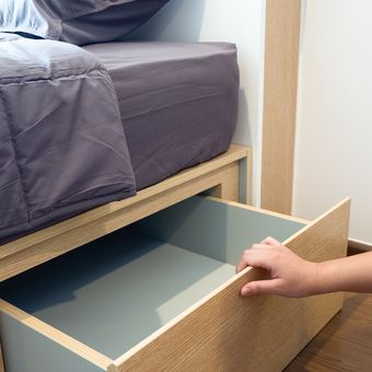 Ilustrasi penyimpanan di bawah tempat tidur. 
