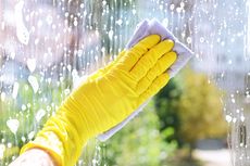 Cara Efektif Bersihkan Jendela Rumah Usai Mudik Lebaran