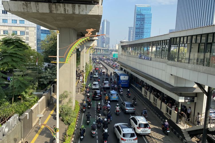 Lalu Lintas di Sekitar Stasiun LRT Pancoran Macet Pagi Ini
