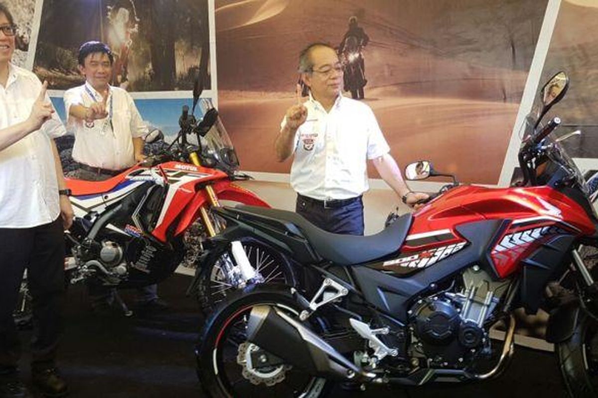 Direksi Astra Honda Motor berpose dengan Honda CB500X 