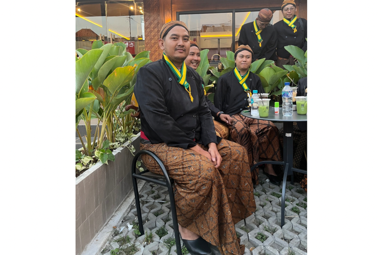 Gaya Peserta Pria Kirab 1 Suro, Tampil Maksimal dengan Busana Jawa