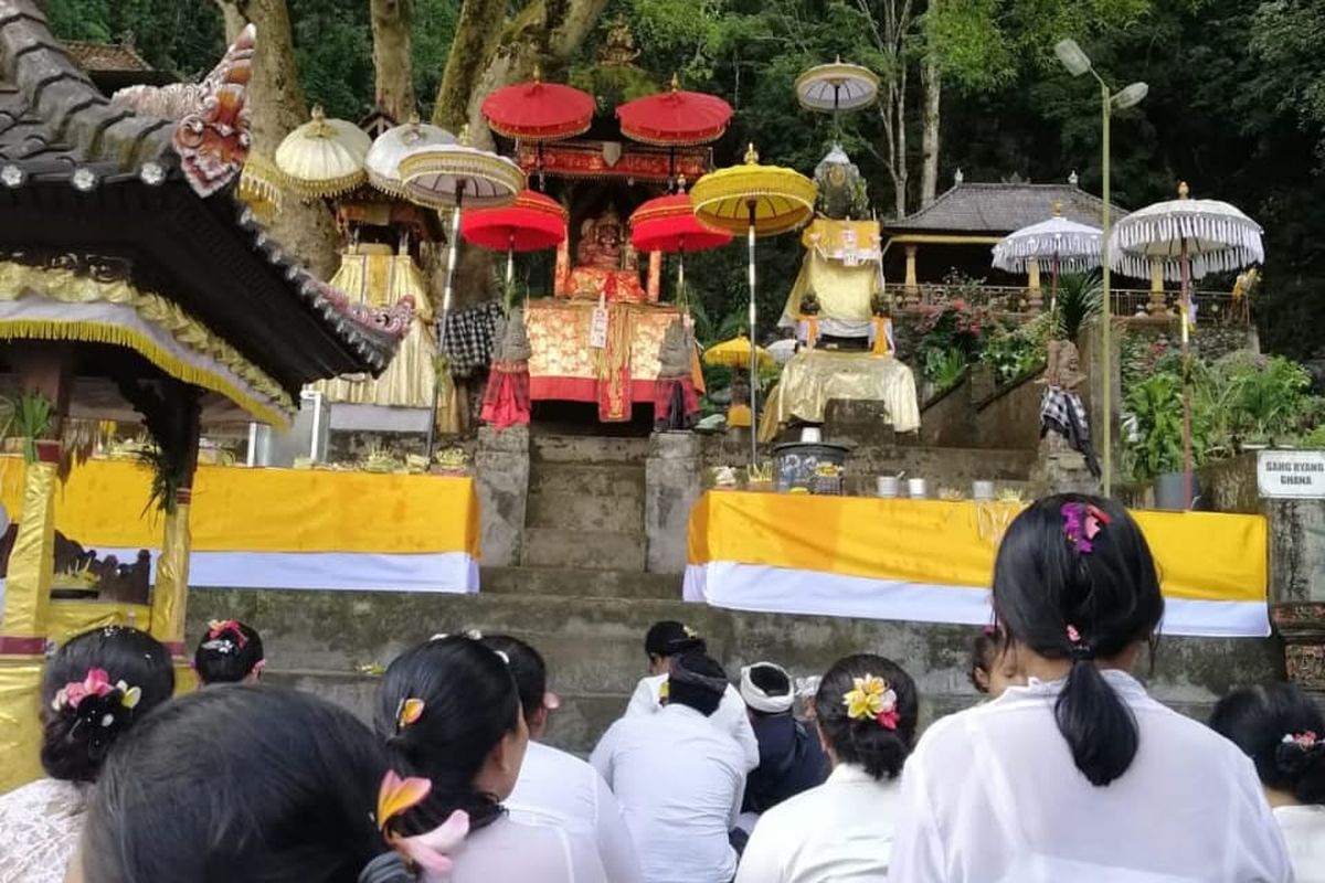Suasana harmonisnya kehidupan masyarakat adat Hindu Bali.