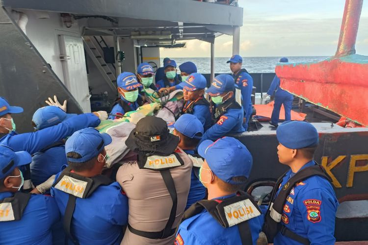 Tim SAR gabungan saat evakuasi korban meninggal Kapal LCT Bora V di Perairan Tagulandang, Kabupaten Kepulauan Siau Tagulandang Biaro (Sitaro), Sulawesi Utara, Selasa (23/1/2024). Kapal LCT Bora V hilang kontak akibat dihantam gelombang tinggi di Perairan Tagulandang pada Senin (21/1/2024).