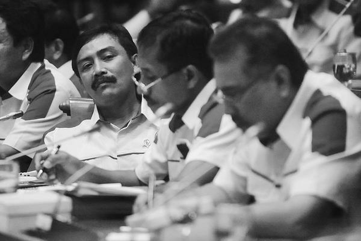 Menteri Pemuda dan Olahraga Andi A Mallarangeng menyimak pertanyaan salah seorang anggota Dewan saat rapat dengar pendapat dengan Komisi X di Gedung MPR/DPR/DPD, Jakarta, Senin (28/2). Rapat juga membahas perkembangan dalam tubuh induk organisasi Persatuan Sepak Bola Seluruh Indonesia (PSSI).