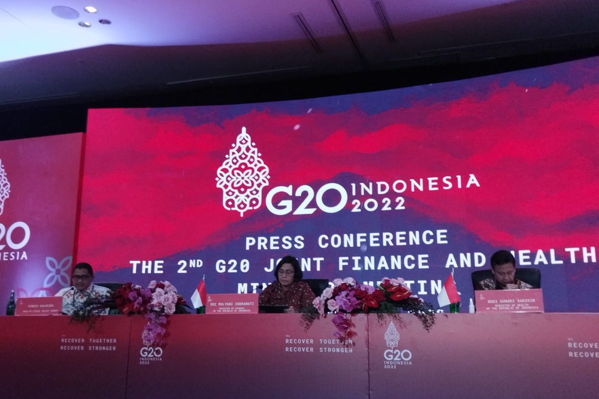 (kiri ke kanan) Kepala Badan Kebijakan Fiskal (BKF) Kemenkeu Febrio Kacaribu, Menteri Keuangan Sri Mulyani Indrawati, dan Menteri Kesehatan Budi Gunadi Sadikin dalam konferensi pers usai pertemuan Joint Finance and Health Ministers' Meeting (JFHMM) di Hotel Mulia, Nusa Dua, Bali, Sabtu (12/11/2022).